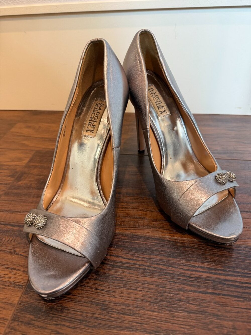 Badgley Mischka Metallic Pewter Peep Toe Crystal Pumps Heels Size 9M